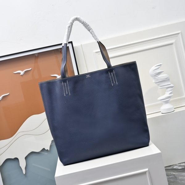 Hermès' luxurious and timeless design. Double-sided bag. Simple and low-key. Change the color according to your mood. - Image 2
