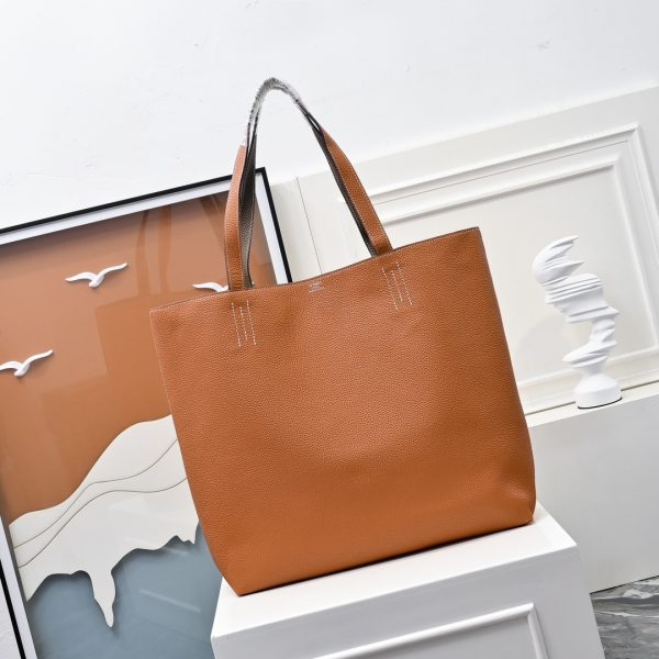 Hermès' luxurious and timeless design. Double-sided bag. Simple and low-key. Change the color according to your mood.