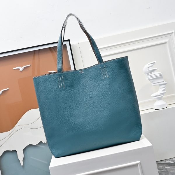 Hermès' luxurious and timeless design. Double-sided bag. Simple and low-key. Change the color according to your mood. - Image 5