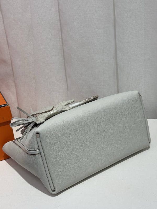 mini2424 glacier white evercolor leather with Nile matte crocodile leather touch Himalayan white, K engraved large capacity bag, all waxed thread sewing. Lined with imported sheepskin 🐎🐎🐎 - Image 6